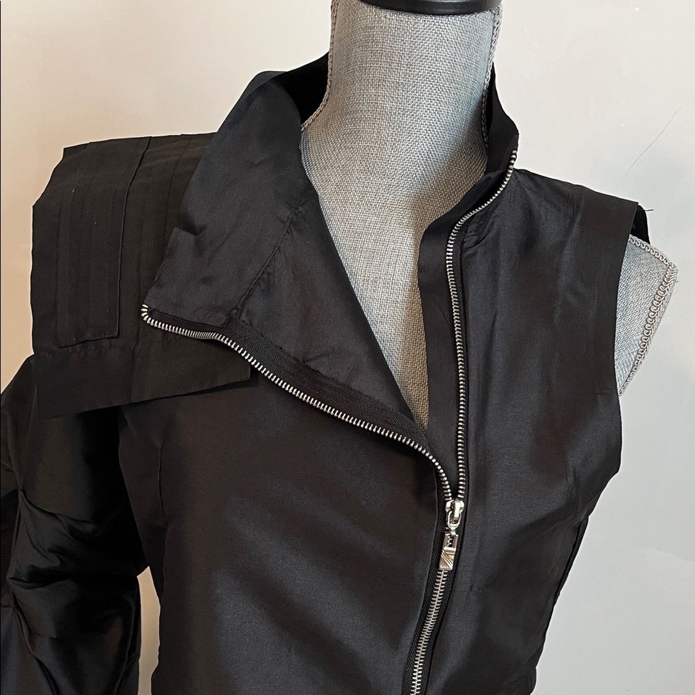 NWT COCO ROCHA Black Technical One Sleeve Cropped Zippered Satiny Blouse, Size M - Picture 12 of 14